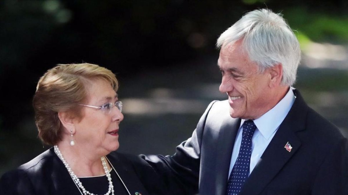 La presidenta de Chile, Michelle Bachelet, con el ganador de las elecciones presidenciales Sebastián Piñera.-EFE / MARIO RUIZ