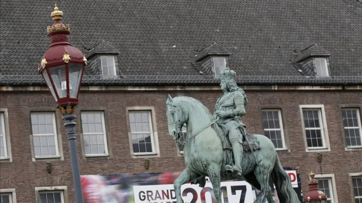 Un cartel del Tour junto al Ayuntamiento de Düsseldorf, en Alemania, donde el sábado comienza la ronda francesa.-EFE / ROBERT GHEMENT
