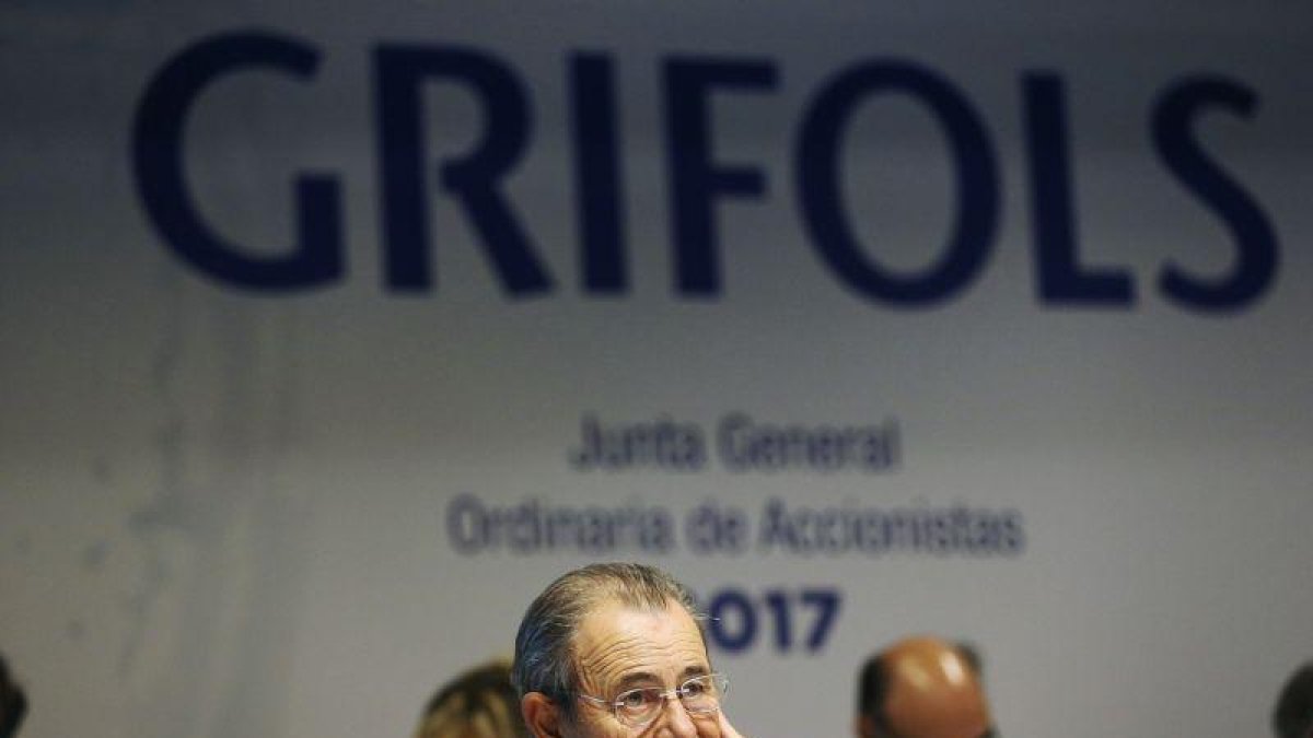 El presidente de Grífols, Víctor Grífols, durante la junta general ordinaria de accionistas del ejercicio 2017 celebrada en su sede de Sant Cugat del Vallès (Barcelona).-ALEJANDRO GARCÍA (EFE)