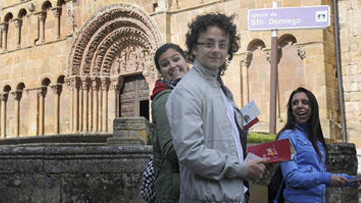 Turistas a la salida de la iglesia de Santo Domingo. / V. G. -