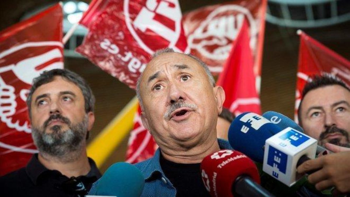 El secretario general de UGT, Pepe Álvarez, haciendo declaraciones ante los medios de comunicación.-LUCA PIERGIOVANNI (EFE)