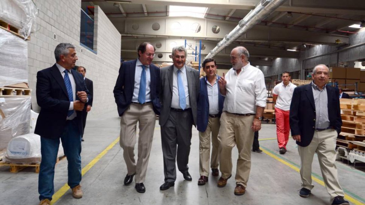 Elvira, Marqués, Posada, Martínez Izquierdo, Ribas y Torres en el interior de Puertas Norma.-ÁLVARO MARTÍNEZ