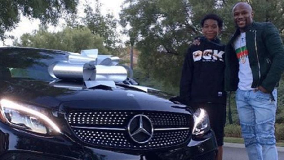 El boxeador Floyd Mayweather posa con su hijo junto al nuevo coche.-INSTAGRAM