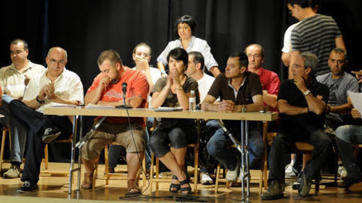 Miembros del Comité de Empresa y de los sindicatos en la asamblea. / U. S. -