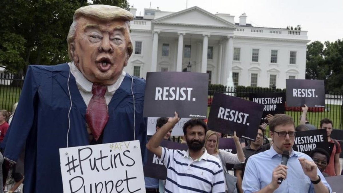 Protesta frente a la Casa Blanca contra el presidente Donald Trump.-AP / SUSAN WALSH