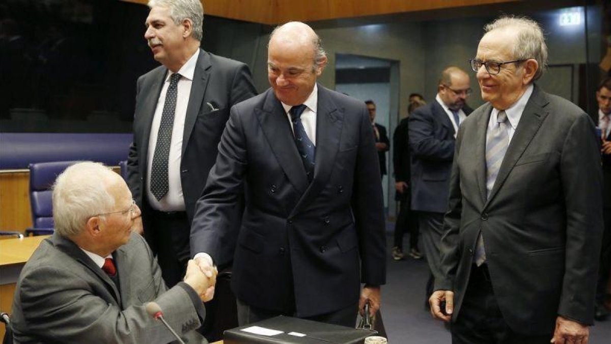 El ministro Luis de Guindos saluda a su homónimo alemán, Wolfgang Schauble.-JULIEN WARNAND