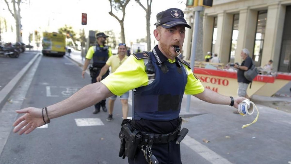 Cordón policial en Barcelona.-AP / MANU FERNANDEZ