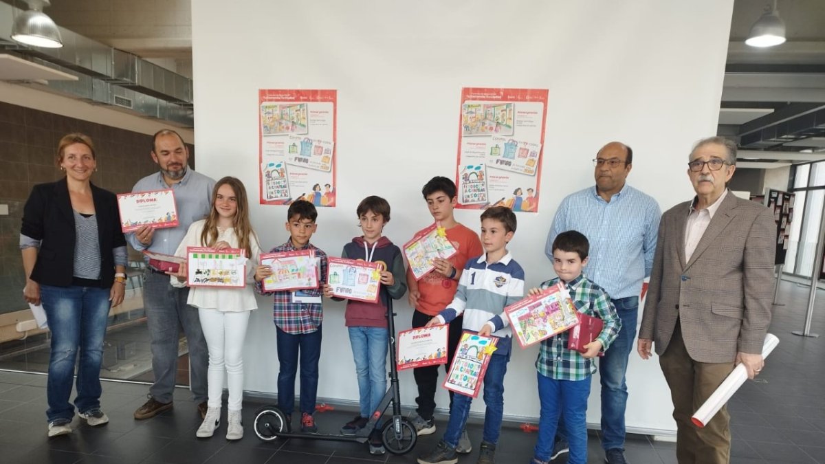 Los premiados en el concurso de dibujo sobre el comercio de Soria posan con sus obras. HDS