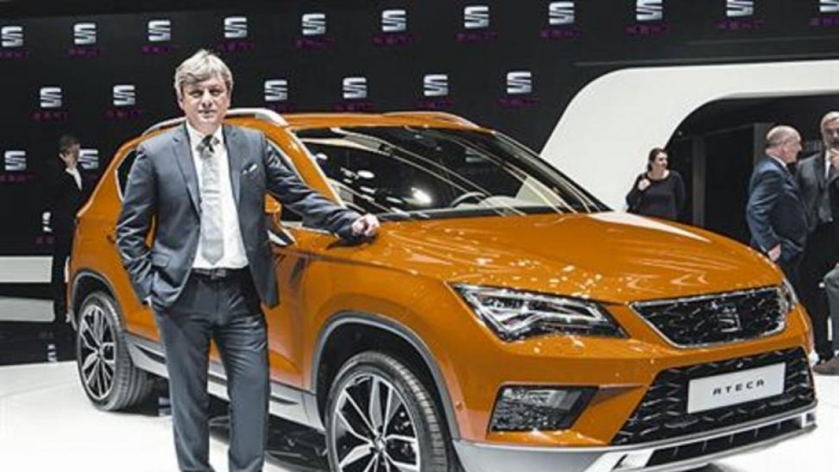 El presidente de Seat, Luca de Meo, junto a un Ateca, en el salón de Ginebra.-