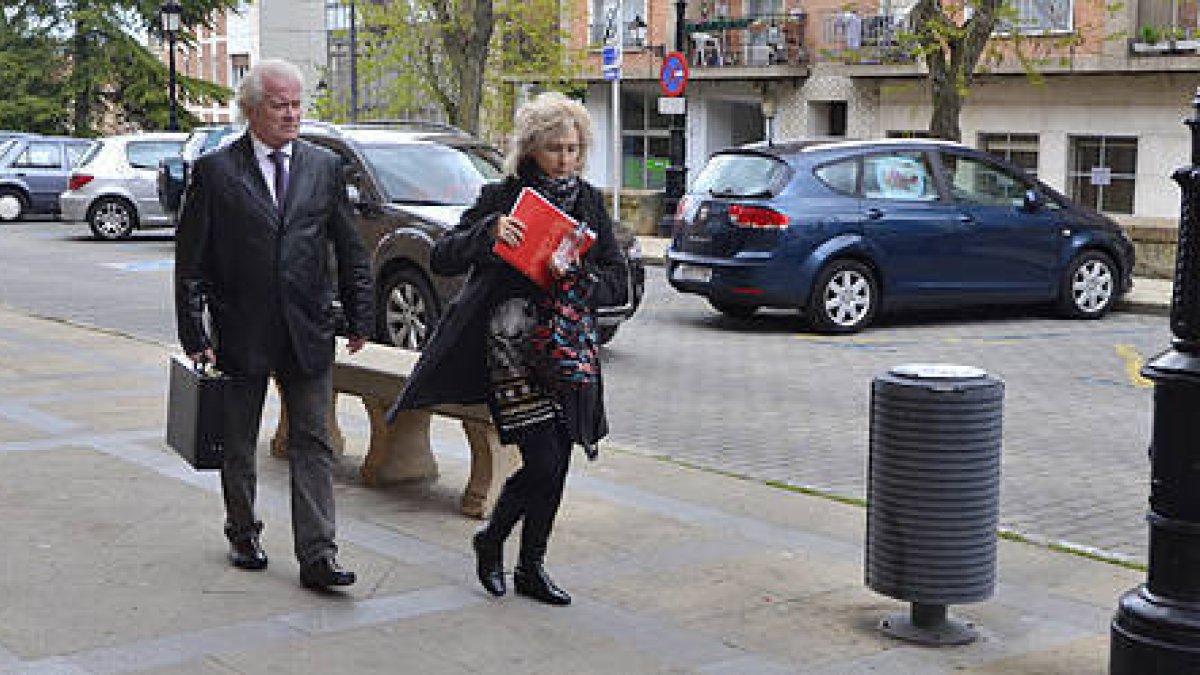 Lourdes Revuelto con su abogado, Jesús Soto. / ÁLVARO MARTÍNEZ-