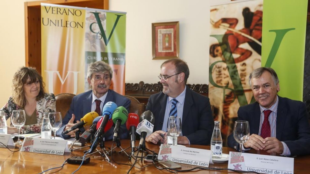 El consejero de Educación, Fernando Rey, participa en la inauguración del curso de verano de la Universidad de León ‘El mito de Don Juan y otros crápulas en la Literatura y en las Artes (en el II Centenario de José Zorrilla)’.-ICAL