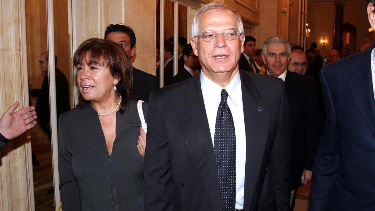 Cristina Narbona y Josep Borrell, en una imagen de archivo.-FRANCISCO MARTÍN
