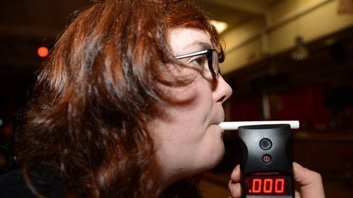 Una chica se somete a un control de alcoholemia.-SENIOR AIRMAN NATASHA STANNARD
