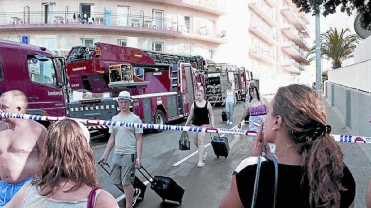 Clientes desalojados del hotel Sun Village de Lloret a causa del incendio.-CARLES COLOMER