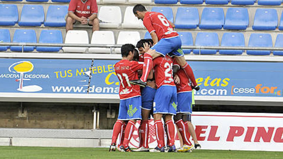Los jugadores del Numancia celebran uno de los goles anotados ante el Sporting. / DIEGO MAYOR-