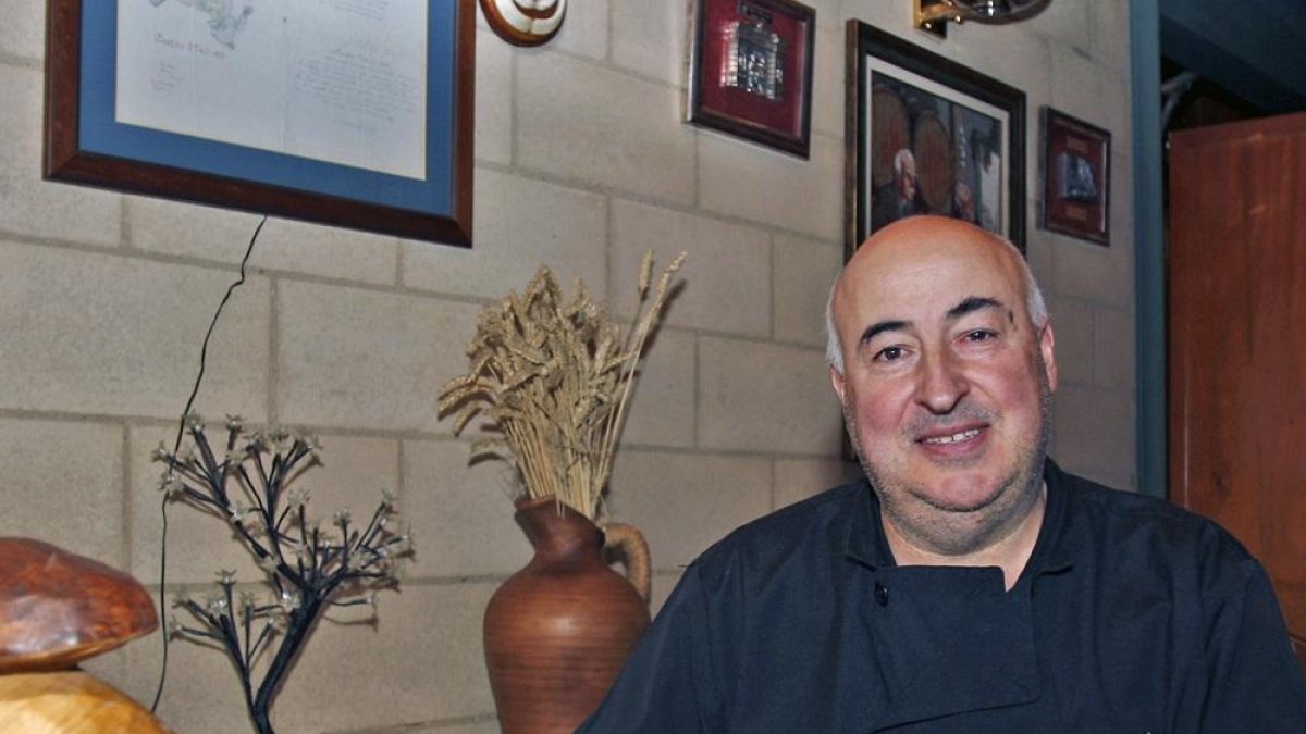 Jesús Arche posa con una crepe de amanita caesarea, y hongos frescos.-- MARIO TEJEDOR