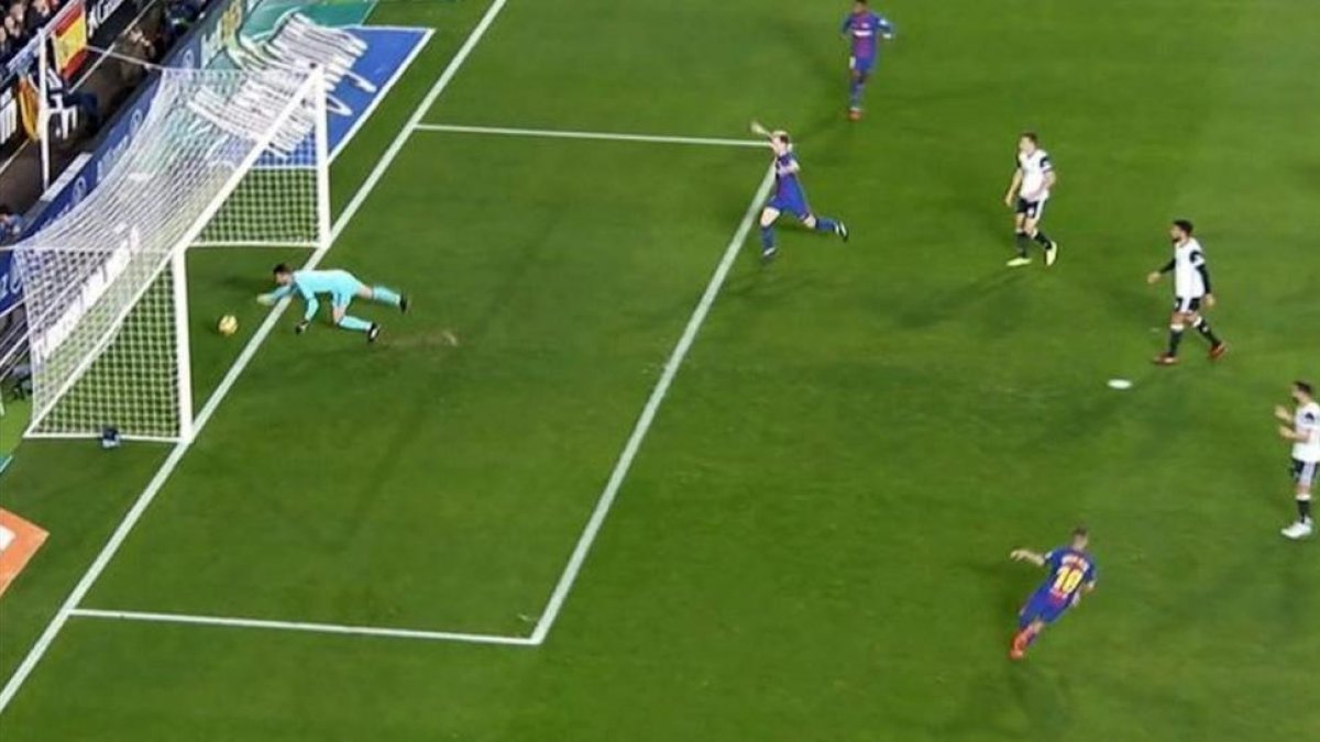 Imagen aérea del gol de Messi no concedido.-EL PERIÓDICO