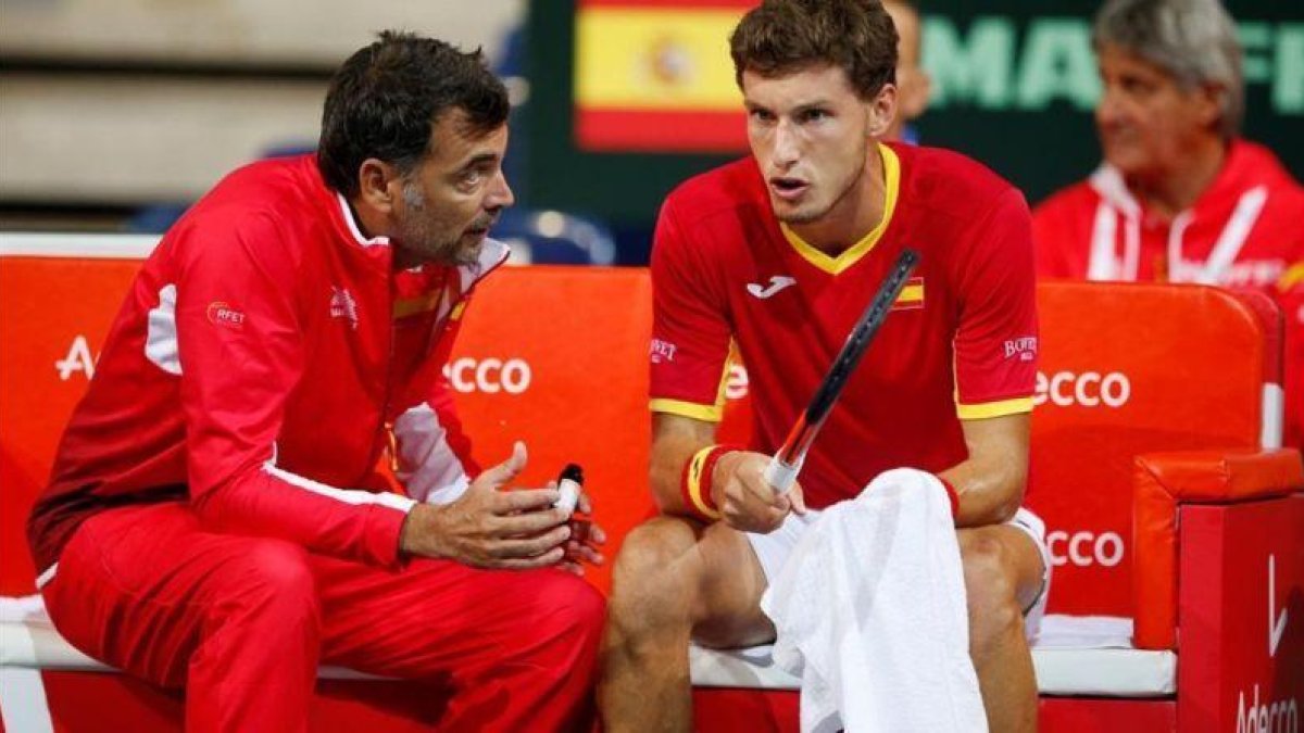 Bruguera habla con Carreño, en un descanso de la eliminatoria de Copa Davis, en Lille.-PASCAL ROSSIGNOL (AFP)