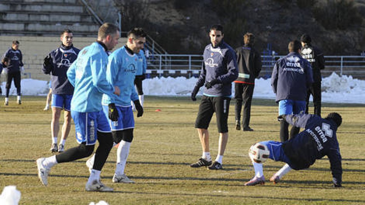 El Numancia regresó ayer a los entrenamientos. / V. Guisande-
