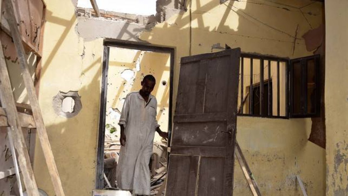 Un hombre inspecciona una casa derribada por Boko Haram en Maiduguri, Nigeria.-Foto: AP / JOSSY OLA