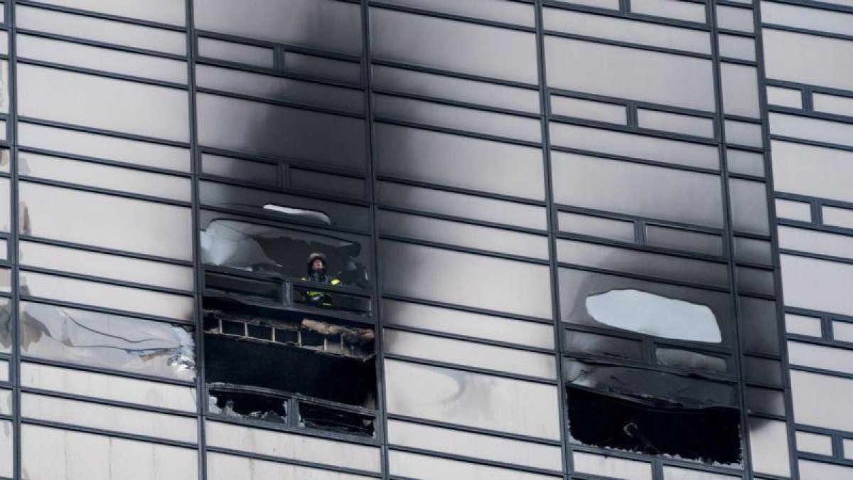 Un bombero inspecciona uno de los apartamentos afectados por el fuego de la Torre Trump.-CRAIG RUTTLE (AP)