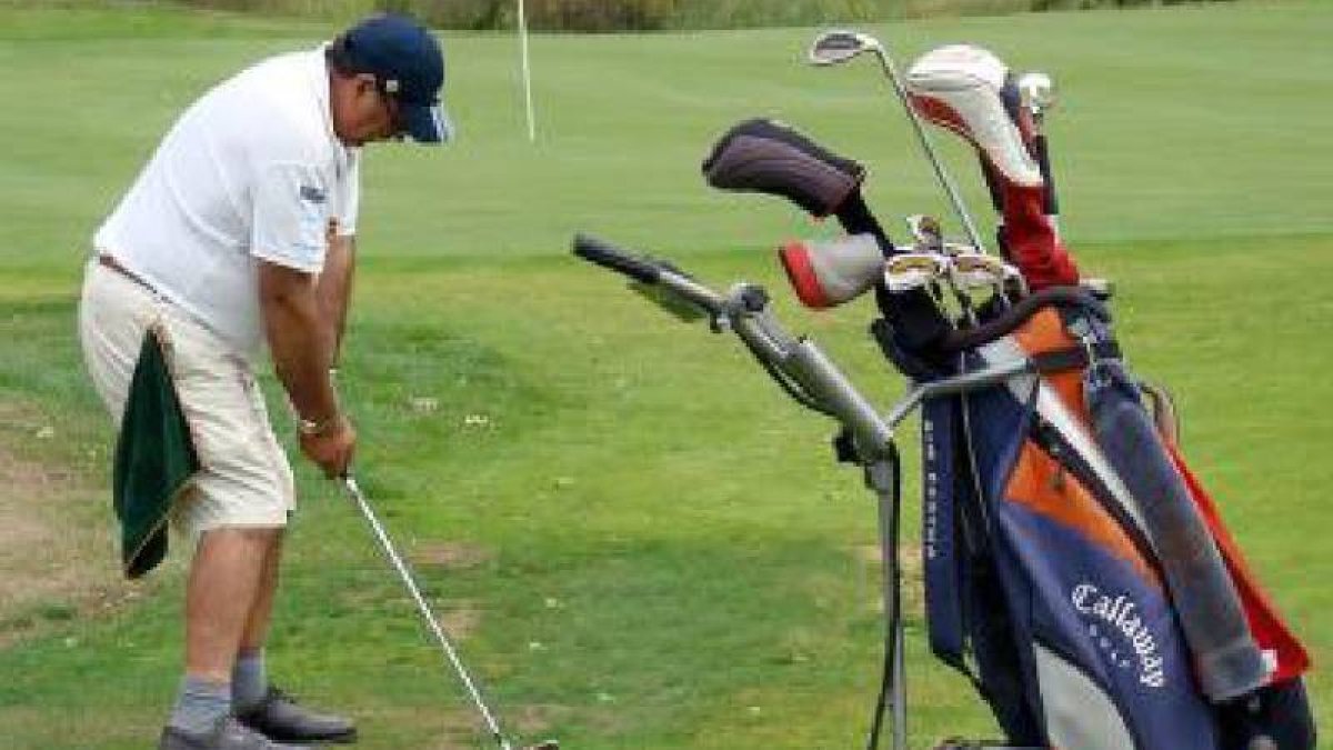 Un golfista en plena disputa del torneo celebrado ayer. / CLUB DE GOLF SORIA-