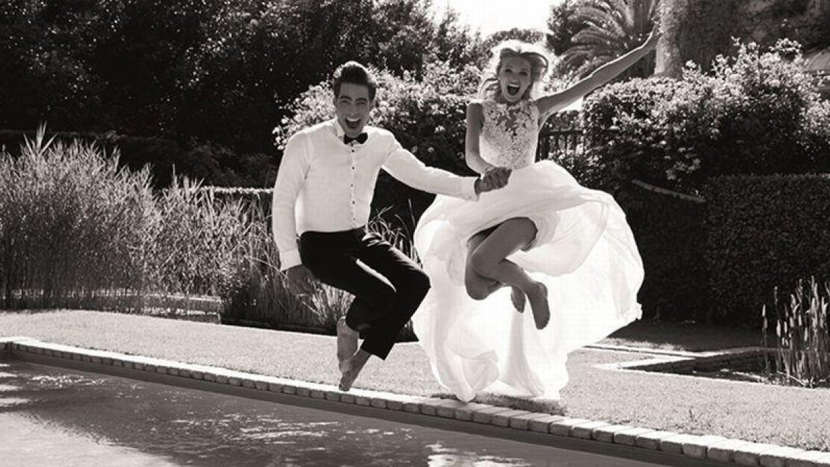 Pronovias presenta el catálogo del 2017 con Jon Kortajarena y Romee Strijd.-EL PERIÓDICO