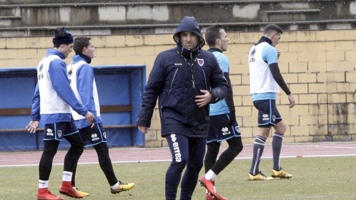 Arrasate, en la imagen en el entrenamiento del miércoles en el anexo, quiere un Numancia que asuma menos riesgos de lo normal.-Arrasate, en la imagen en el entrenamiento del miércoles en el anexo, quiere un Numancia que asuma menos riesgos de lo normal.