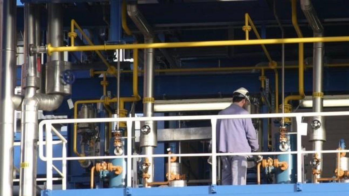 Un operario en la fábrica de Bayer en Tarragona.-EFE / JAUME SELLART