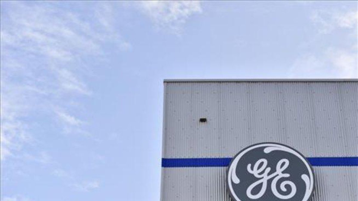 El logo de General Electric.-