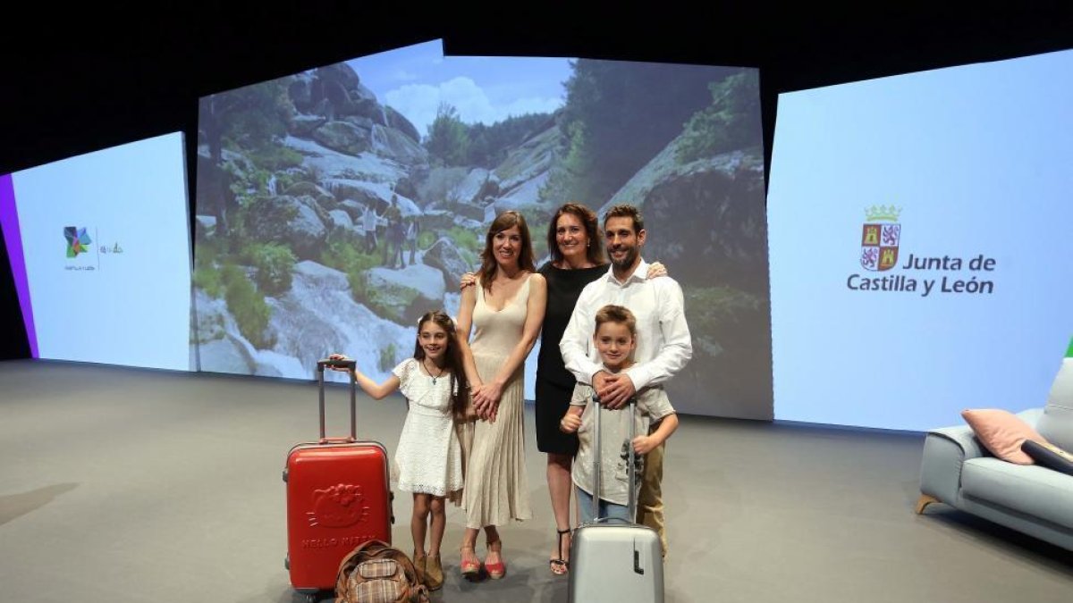 La consejera de Cultura de la Junta, María Josefa García Cirac, presenta la nueva Campaña de Turismo de Castilla y León. En la imagen, junto a los actores protagonistas de anuncio promocional-ICAL