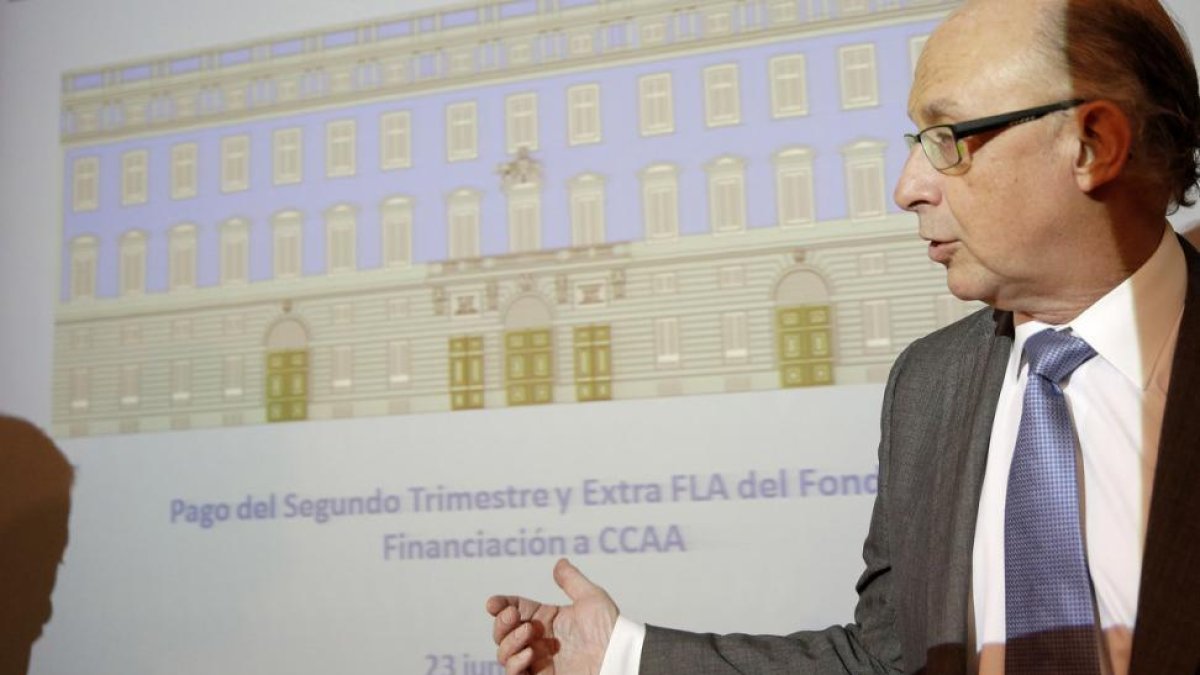 Cristobal Montoro, en la rueda de prensa para informar sobre el FLA.-JOSÉ LUIS ROCA