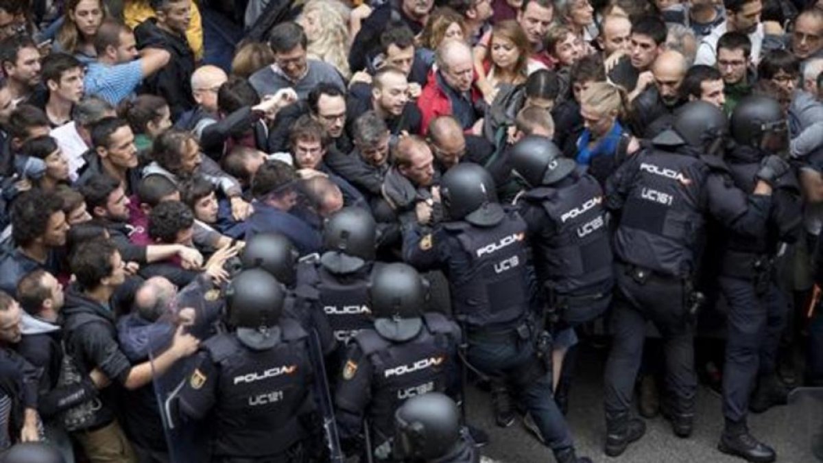 Agentes de la Policía Nacional intenta desalojar a los ciudadanos de la escuela Ramon Llull, el  1 de octubre.-FERRAN NADEU