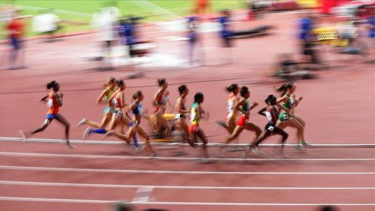 Atletas en acción en el estadio Khalifa de Doha en el Mundial.-ALI HAIDER (EFE)