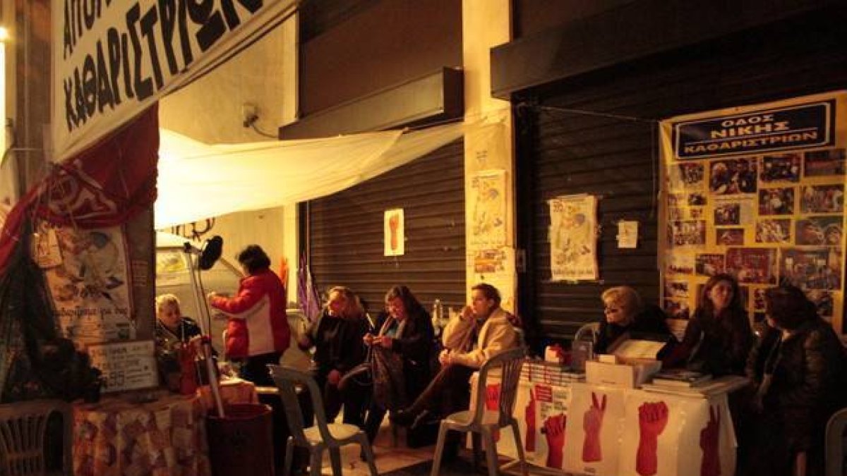 Un grupo de trabajadoras de la limpieza acampan en la plaza Syntagma para pedir su readmisión en el Ministerio de Economía.-Foto:  AINA VALLDAURA