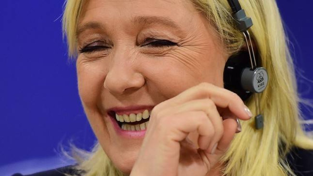La líder del FN francés, Marine Le Pen, sonríe en una conferencia en Bruselas.-AFP / EMMANUEL DUNAND