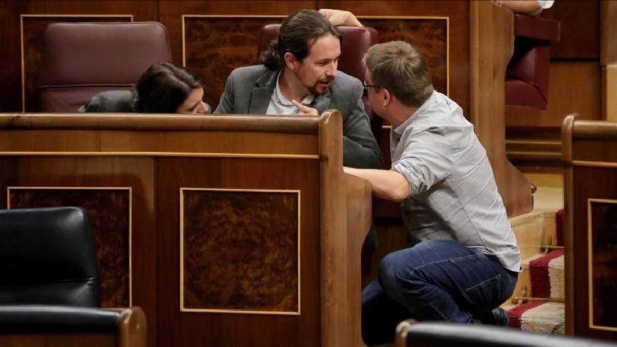 Xavier Domènech conversa con Pablo Iglesias durante el pleno del Congreso de los Diputados.-JOSÉ LUIS ROCA