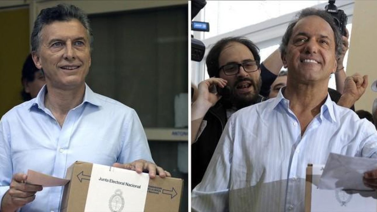 Fotomontaje con Macri (izquierda) y Scioli tras votar en Buenos Aires y Tigre, respectivamente, este domingo.-AFP