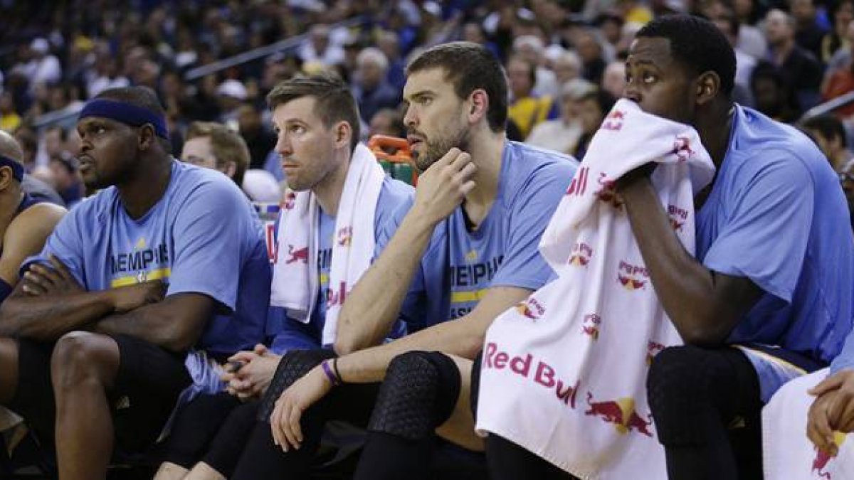 Zach Randolph, Beno Udrih, Marc Gasol y JaMychal Green, sentados en el banquillo de los Grizzlies en un momento del partido contra los Warriors.-Foto: AP / MARCIO J. SÁNCHEZ