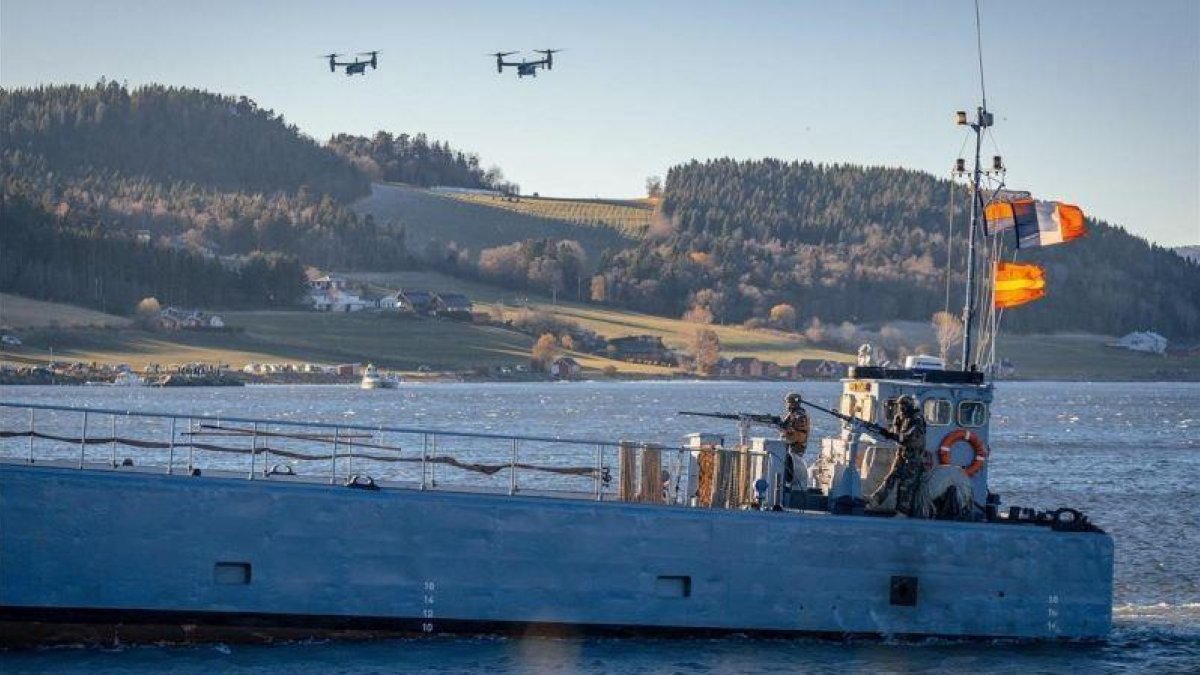 Dos aeronaves V-22 Osprey se disponen a aterrizar durante las maniobras de la OTAN Trident Juncture 18 en Byneset, Noruega.-EFE