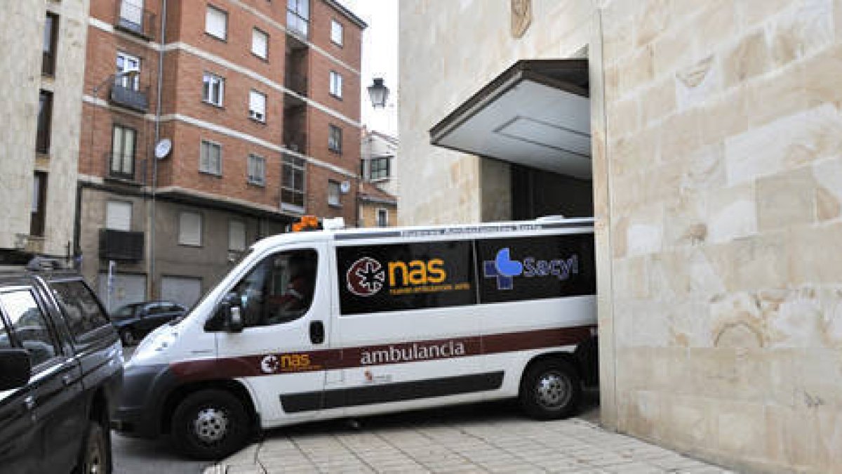 Una ambulancia cubriendo el servicio del transporte sanitario en la capital. / VALENTÍN GUISANDE-