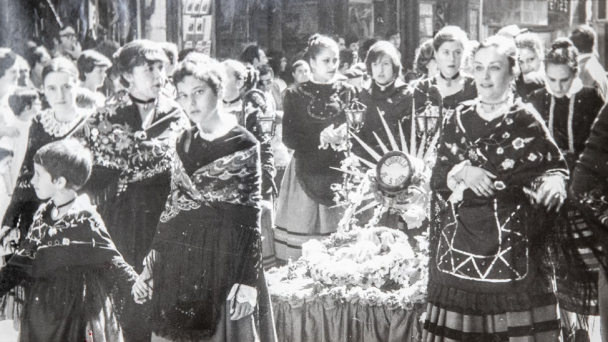Siempre tuvieron jurados, pero no juradas. Y aunque las imágenes son en blanco y negro, las Fiestas de San Juan de Soria tuvieron siempre el mismo colorido