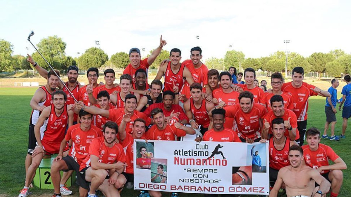 Los integrantes del club soriano celebran el ascenso a División de Honor.-CLUB ATLETISMO NUMANTINO