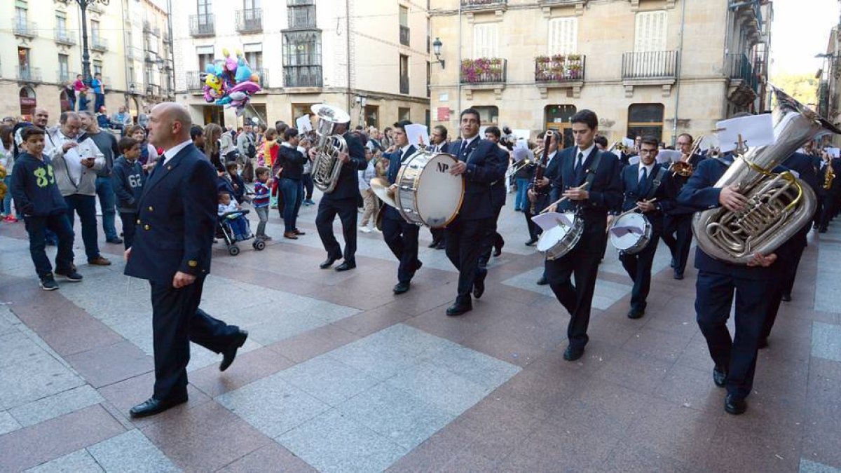 Actuación de la Banda de Música, en una imagen de ayer.-ALVARO MARTÍNEZ