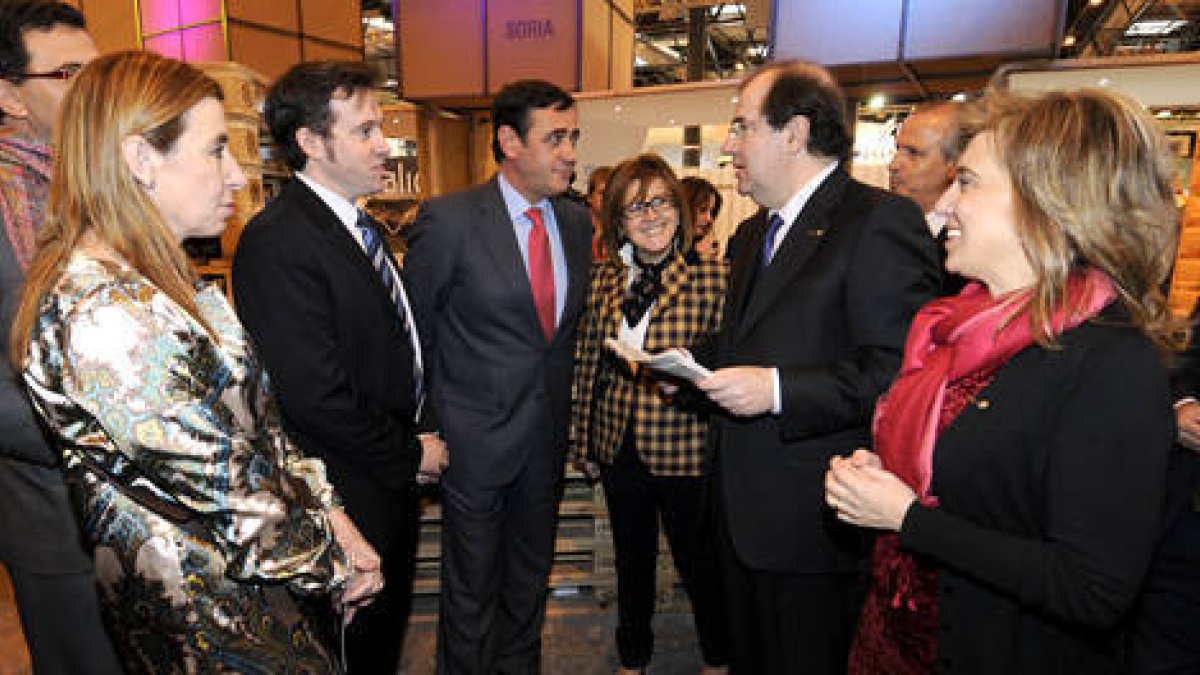 El presidente de la Junta de Castilla y León, Juan Vicente Herrera, junto a la consejera de Cultura, María José Salgueiro, en su visita al stand de Soria. / V.G.-