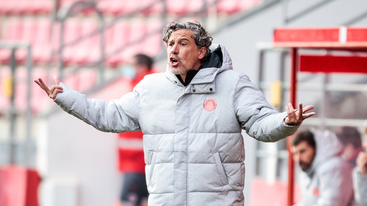 Raúl Garrido se quejó de la actuación del árbitro, al que vio como determinante en la derrota de su equipo. GONZALO MONTESEGURO