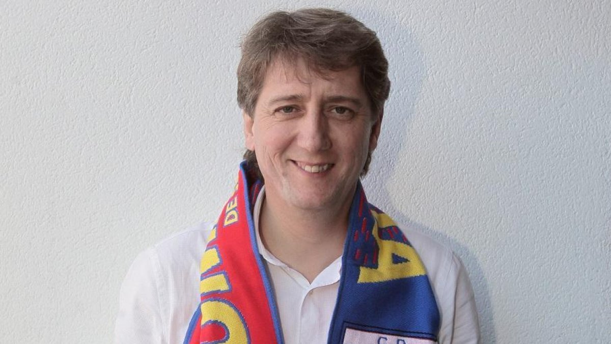 Calor Martínez, alcalde de Soria, con la bufanda y el balón del CD Numancia.-MARIO TEJEDOR