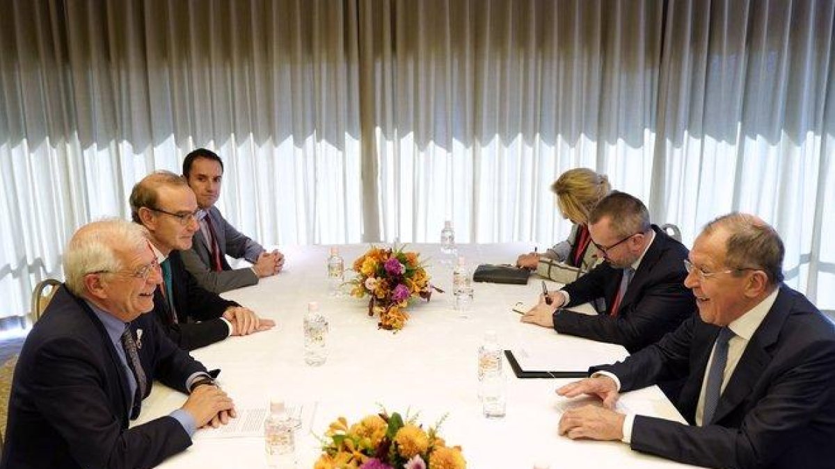 Josep Borrell (izquierda) y Serguéi Lavrov (derecha), en la reunión que han mantenido en Nagoya (Japón), este sábado.-EPA
