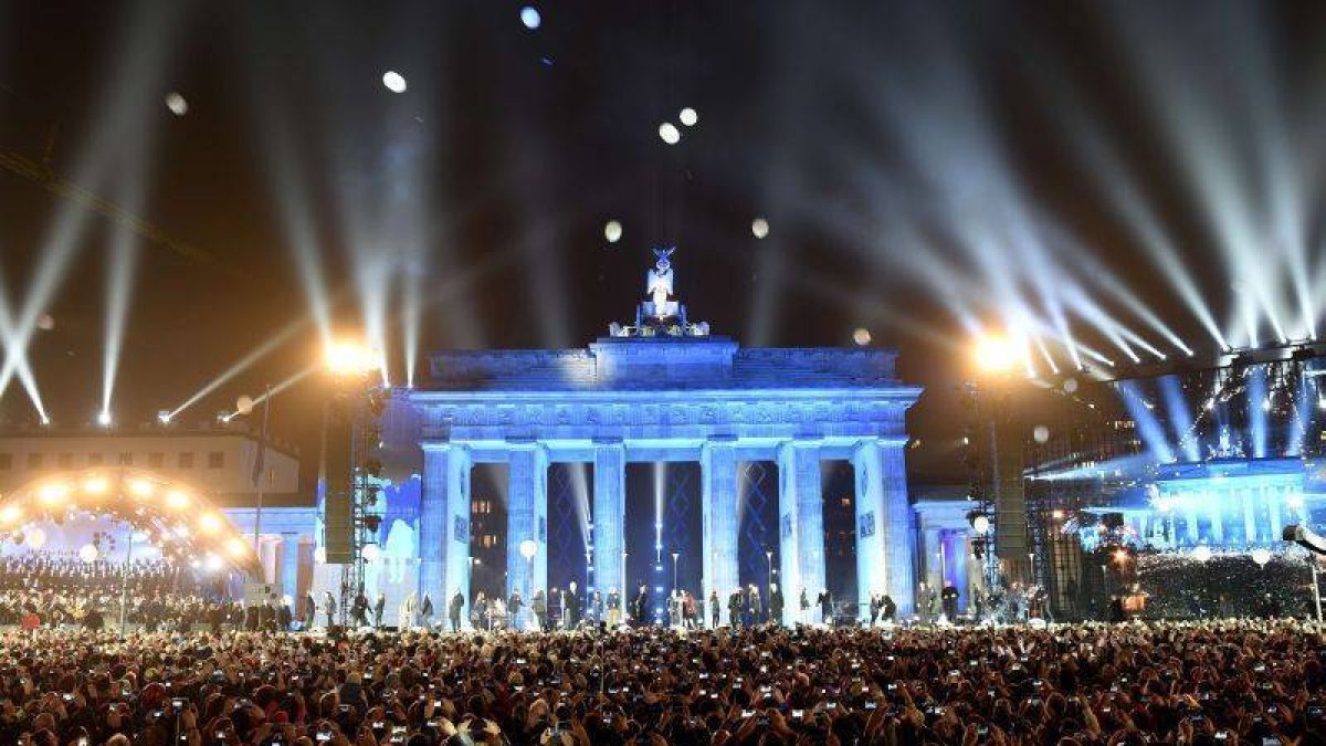 Globos iluminados hacia el cielo en el antiguo trazado del muro junto a la puerta de Brandenburgo.-Foto: AFP