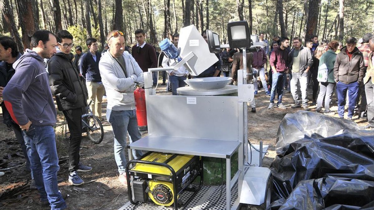 Los resineros sorianos conocieron ayer el funcionamiento del carro remasador de la resina de la empresa segoviana Ferjojusa-V.G.